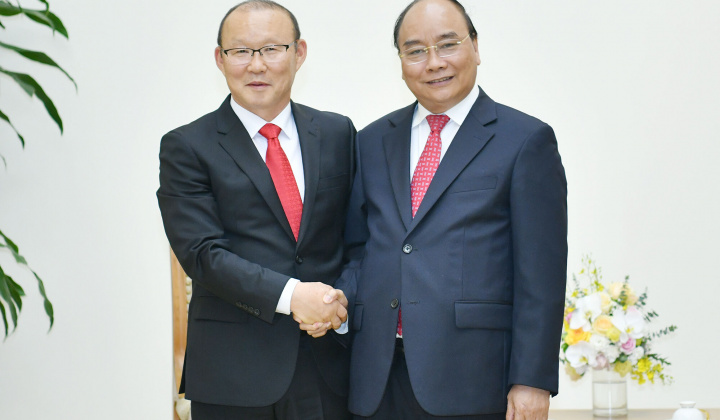 Thủ tướng tiếp huấn luyện viên Park Hang-seo