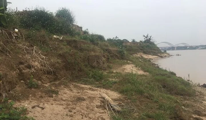Sạt lở nghiêm trọng do nạn hút cát trái phép