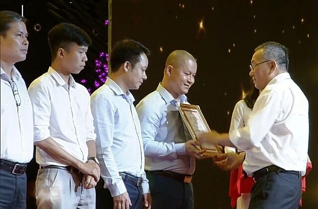 Nhấp chén trà xuân ngẫm 'nghề cầm bút'