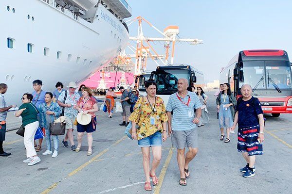 Hàng chục ngàn du khách đến Việt Nam dịp Tết bằng tàu biển