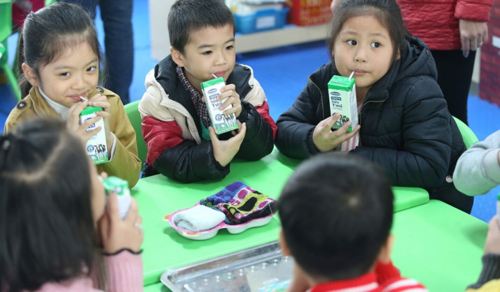 Chương trình Sữa học đường tại Hà Nội:  Nhiều phụ huynh muốn mỗi con được thêm 2-3 suất nữa