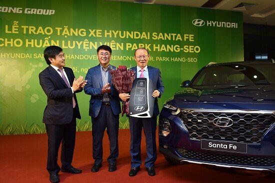 Tập đoàn Thành Công và Hyundai trao tặng xe SantaFe cho ông Park Hang Seo