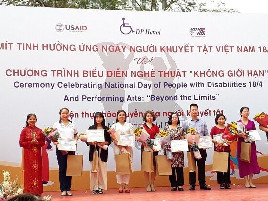 AIC Group tặng điện thoại “9999 hy vọng”, giúp người khiếm thị ‘nhìn thấy cả thế giới’