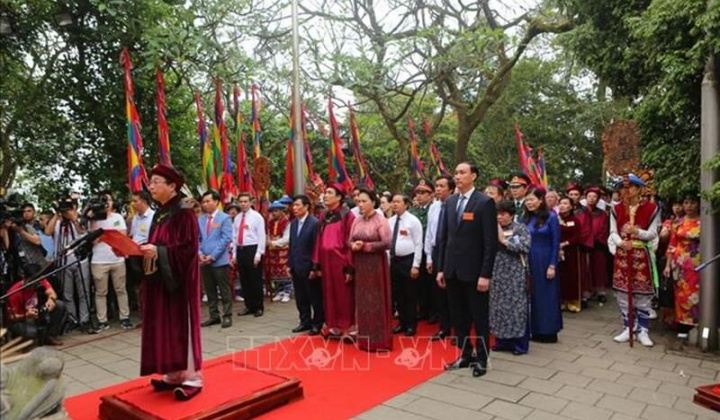 Thành kính dâng hương tưởng niệm các Vua Hùng