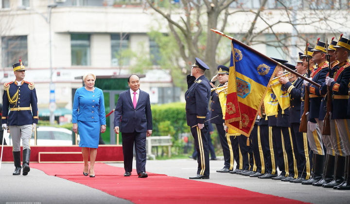 Thủ tướng Romania đón trọng thể Thủ tướng Nguyễn Xuân Phúc