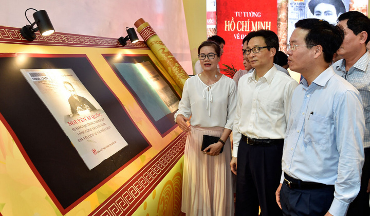 ‘Dẫu có bạc vàng trăm vạn lạng - Chẳng bằng kinh sử một vài pho’