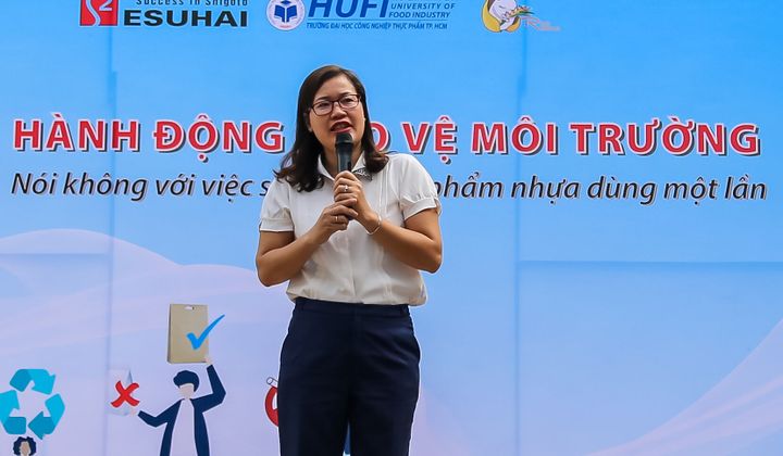 Gần 1.000 học sinh, sinh viên nói không với ly, ống hút nhựa để bảo vệ môi trường.
