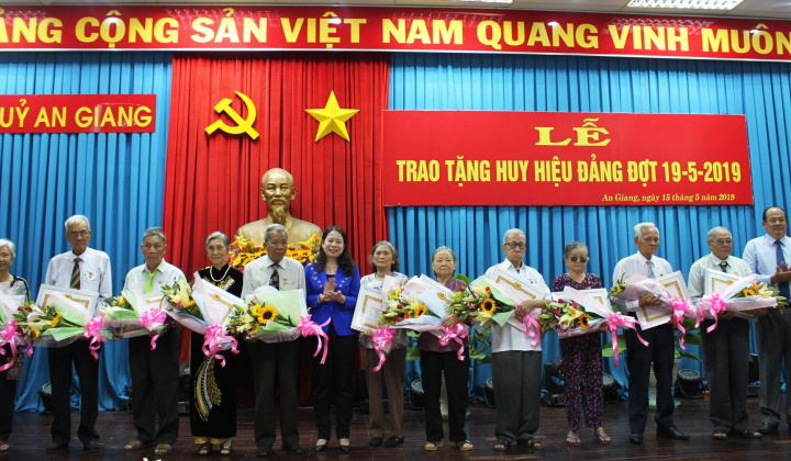 An Giang: Trao huy hiệu cho 33 đảng viên trong dịp mừng sinh nhật Bác !