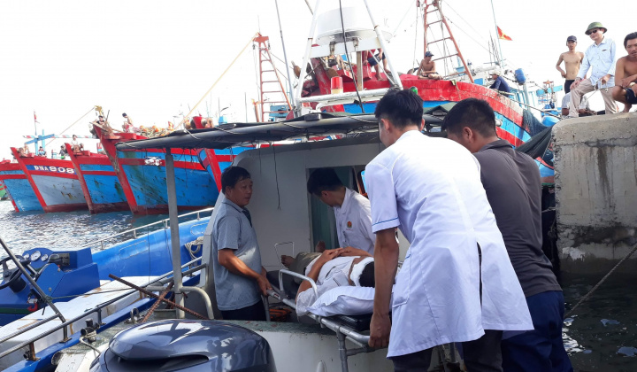 Hơn 20 năm lái ca nô vượt biển cứu người