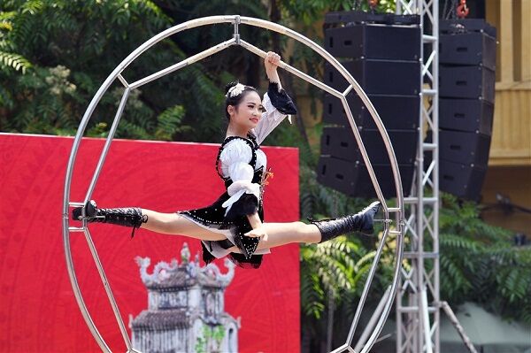 Carnival đường phố khuấy động phố đi bộ Hồ Gươm nhân kỷ niệm “20 năm Thành phố Vì hòa bình”
