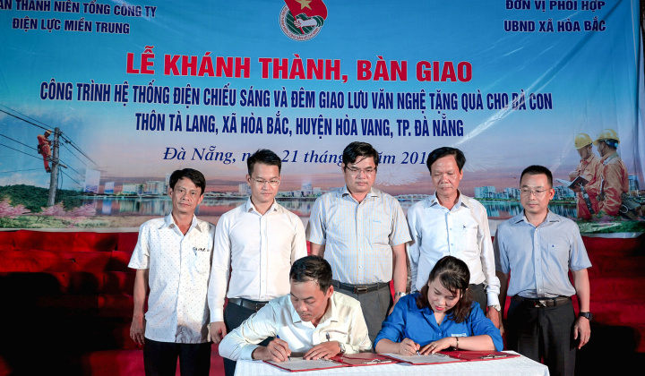 Đoàn TNCS Hồ Chí Minh EVNCPC:  Bàn giao công trình điện chiếu sáng
