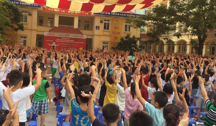 Tấm thẻ màu xanh cùng học sinh, sinh viên tới trường