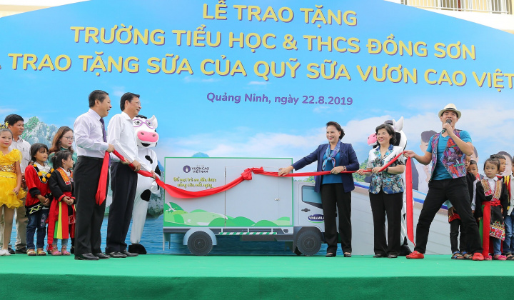 Trẻ em Quảng Ninh đón nhận ngôi trường mới từ Chủ tịch Quốc hội và hơn 71 ngàn ly sữa từ Quỹ sữa Vươn cao Việt Nam