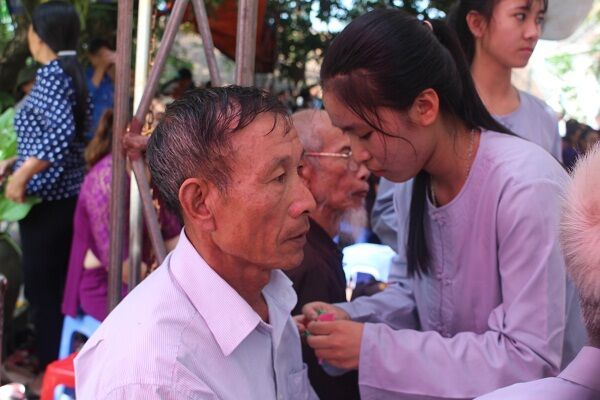 Xúc động nghi thức “bông hồng cài áo” mùa Vu Lan