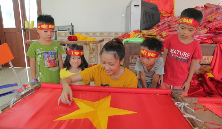 Làng may cờ Từ Vân, Thường Tín, Hà Nội tất bật trước ngày Quốc khánh 2.9 : Niềm vui xen lẫn tự hào