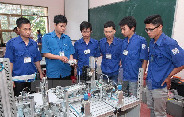 Đầu tư cho con người phải đi trước một bước