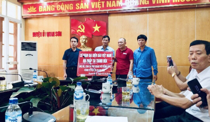 Cơ quan đại diện VNHN tại Thanh Hóa, ủng hộ, chia sẻ khó khăn với đồng bào vùng lũ huyện Quan Sơn