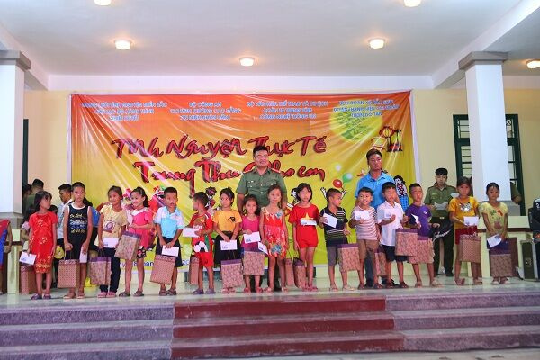 Mang Trung thu yêu thương đến với các bạn nhỏ có hoàn cảnh khó khăn