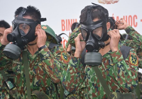 Lực lượng Quân đội bắt đầu tiêu tẩy độc tại công ty Rạng Đông