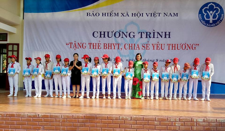 BHXH Việt Nam: Tặng thẻ BHYT – chia sẻ yêu thương