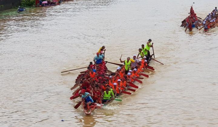 Quảng Bình – Náo nhiệt lễ hội đua thuyền truyền thống trên sông Kiến Giang