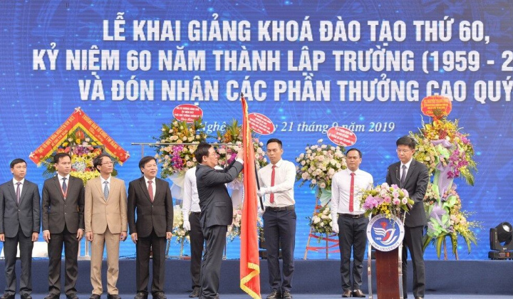 Trường Đại học Vinh kỷ niệm 60 năm thành lập và đón nhận Huân chương Lao động hạng Nhất