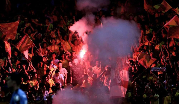 Vòng loại World Cup 2022 và nỗi lo pháo sáng trên sân cỏ