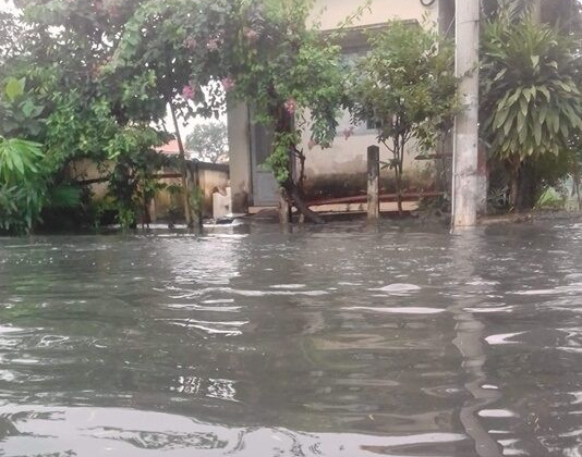 Đường sắt ở Sài Gòn bị ngập nước khiến tàu ra Bắc bị kẹt lại