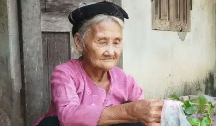 Cụ bà 83 tuổi đạp xe lên Xã xin ra khỏi diện hộ nghèo – Gương sáng cho nhưng người có ý định trục lợi chính sách