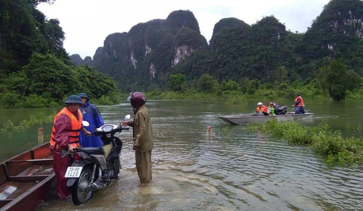 Quảng Bình – Mưa lũ dâng cao, nhiều nơi bị cô lập, một phụ nữ bị mất tích.