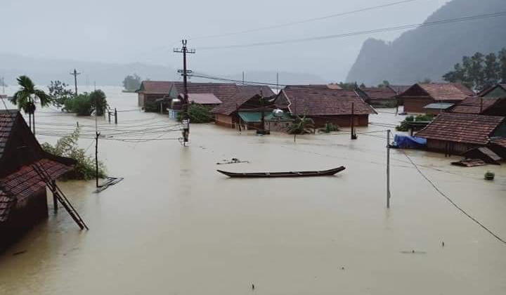 Quảng Bình: Lũ tiếp tục dâng cao, hàng ngàn hộ dân phải di dời đến nơi an toàn