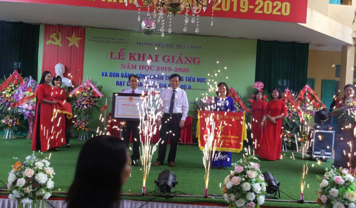 Trường Tiểu học Trực Chính đón nhận Cờ thi đua xuất sắc