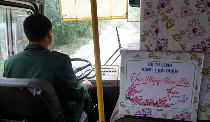 Mang tết đến cho các người lính ngoài đảo xa