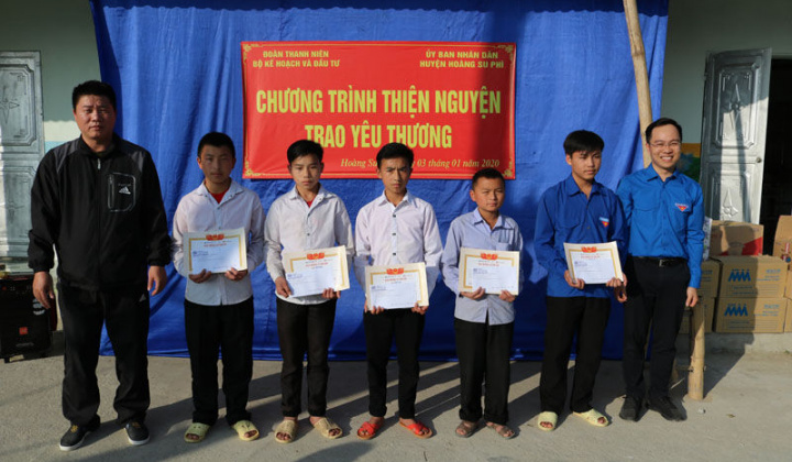 Tâm huyết với sự nghiệp trồng người nơi xã nghèo miền núi