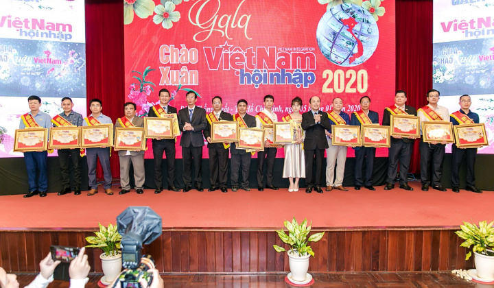 Tạp chí Việt Nam Hội nhập tuyên dương các nhà báo có nhiều thành tích trong tuyên truyền gương người tốt việc tốt (2017-2019) tại Gala Chào Xuân 2020
