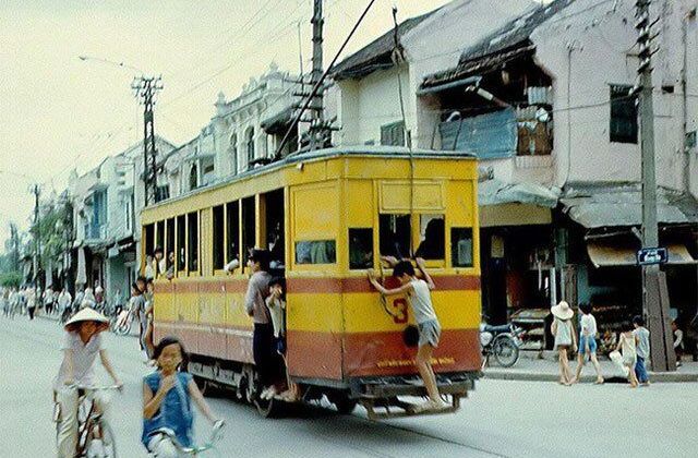 Một Hà Nội thu nhỏ trong tàu điện