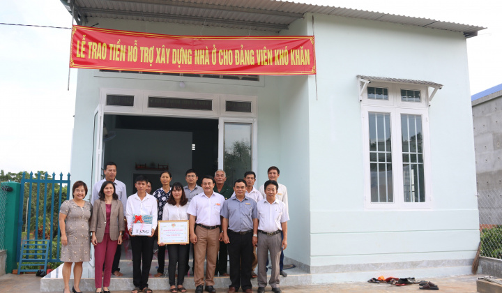 Thành uỷ TP. Buôn Ma Thuột: Trao tiền hỗ trợ xây nhà cho Đảng viên khó khăn