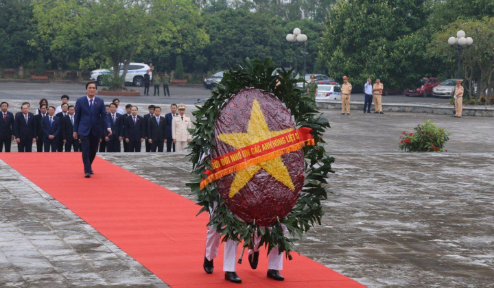 Đoàn đại biểu dự Đại hội Đảng bộ tỉnh Phú Thọ lần thứ XIX dâng hương tưởng niệm các Vua Hùng và các AHLS