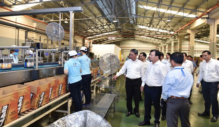 Phó Thủ tướng Trịnh Đình Dũng thăm Nhà máy Nước khoáng Vĩnh Hảo