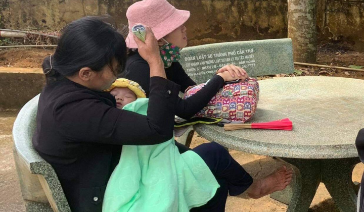 Ôm con 3 tháng tuổi đến tham dự phiên tòa