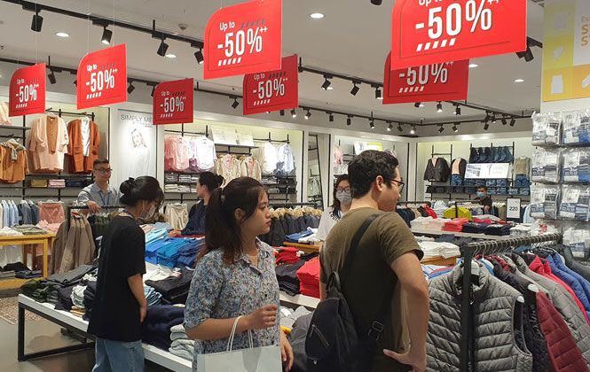 Hàng Việt ''hút'' khách ngày Black Friday