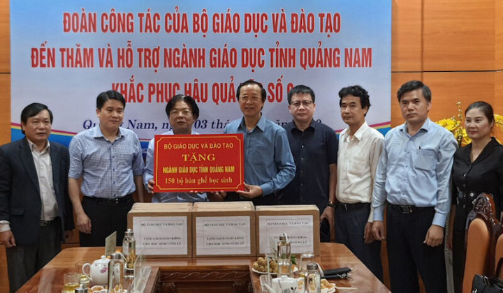 Bộ GD-ĐT trao tặng trang thiết bị, sách vở tới bốn tỉnh miền trung