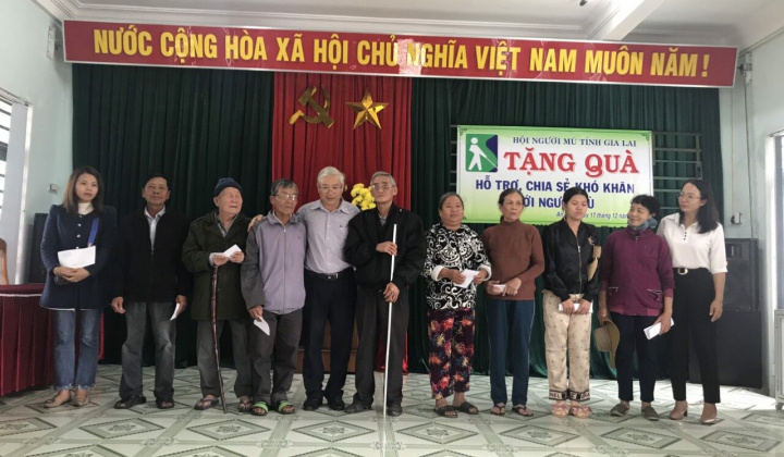 Hội Người mù, Hội Chữ thập đỏ tỉnh Gia Lai tặng quà hỗ trợ người mù trên địa bàn