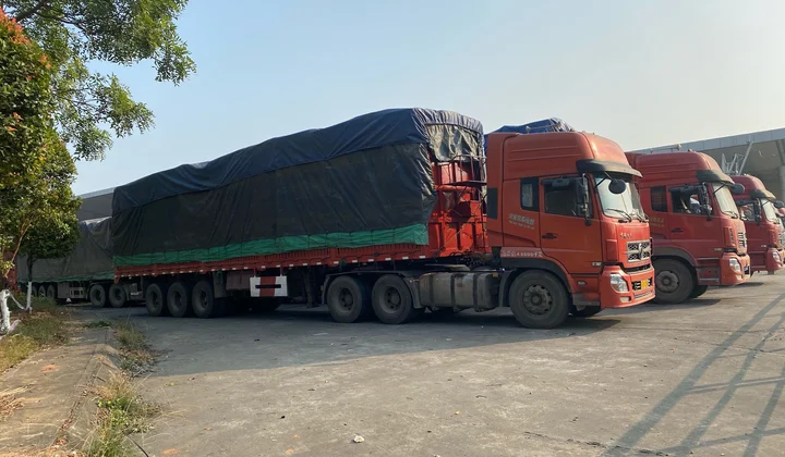Bắt 100 xe hàng lậu Trung Quốc tại cửa khẩu Kim Thành, Lào Cai