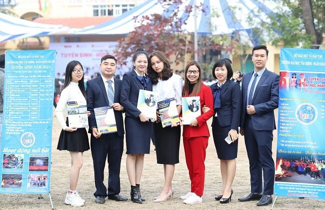 Đại học Tài chính Ngân hàng Hà Nội sôi động trong Ngày hội tư vấn tuyển sinh 2021