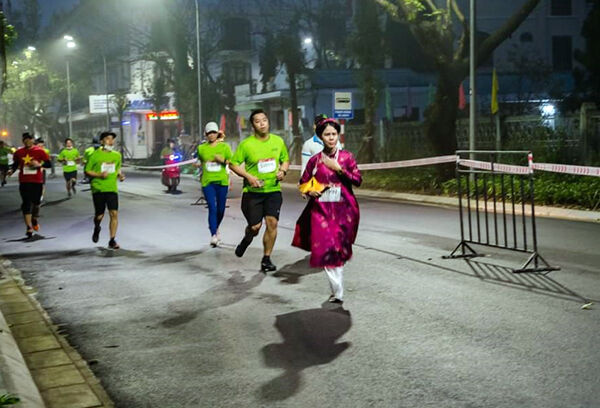 Huế: Chạy marathon với áo dài ngũ thân, nên hay đừng ?