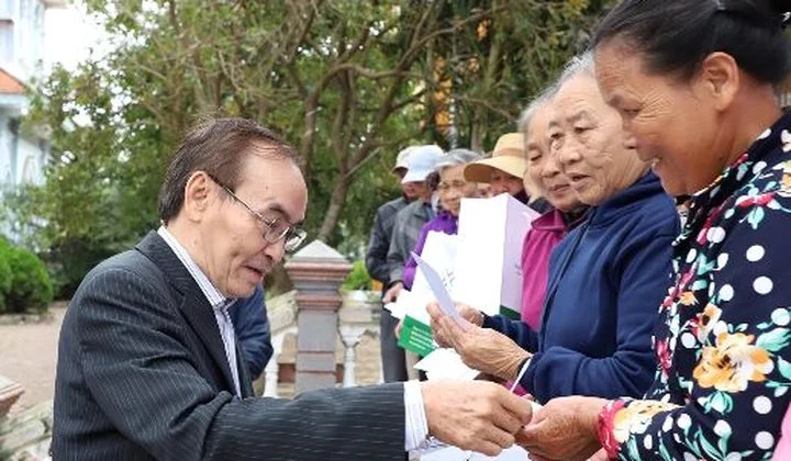 Thăm hỏi và tặng quà cho người dân lũ lụt tại Quảng Bình