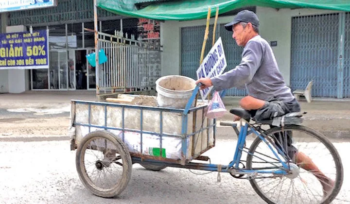 Hơn 10 năm dùng tiền bán vé số mưu sinh để lấp ổ gà, ổ voi của cụ ông tật nguyền,