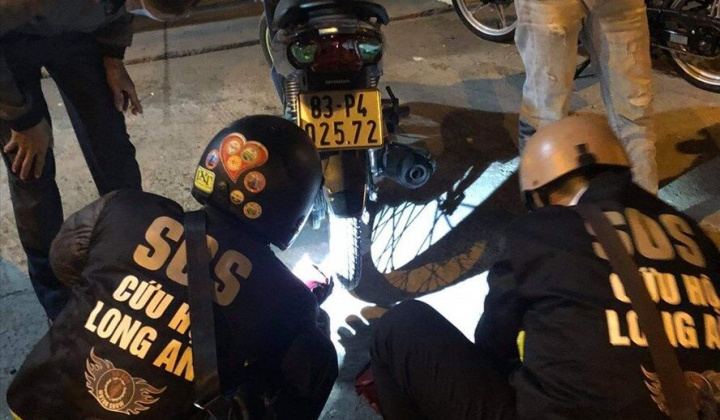 Nhóm vá xe miễn phí hàng đêm giúp người đi đường bị nạn