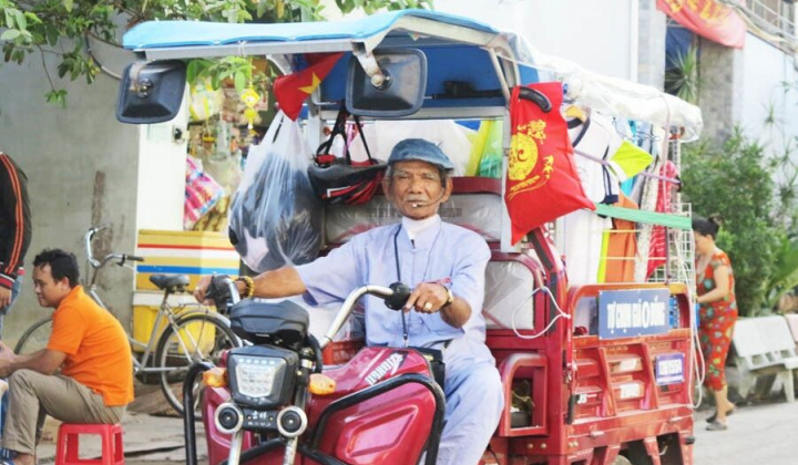 Ông tiên giữa Sài Gòn phân phát quần áo cho người nghèo